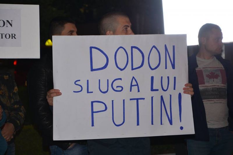 „Sluga rușilor”: Igor Dodon, întâmpinat cu protest pe Aeroportul din Chișinău