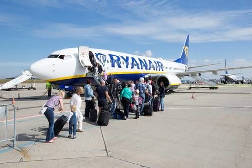 Пилоты Ryanair от усталости спят во время полетов
