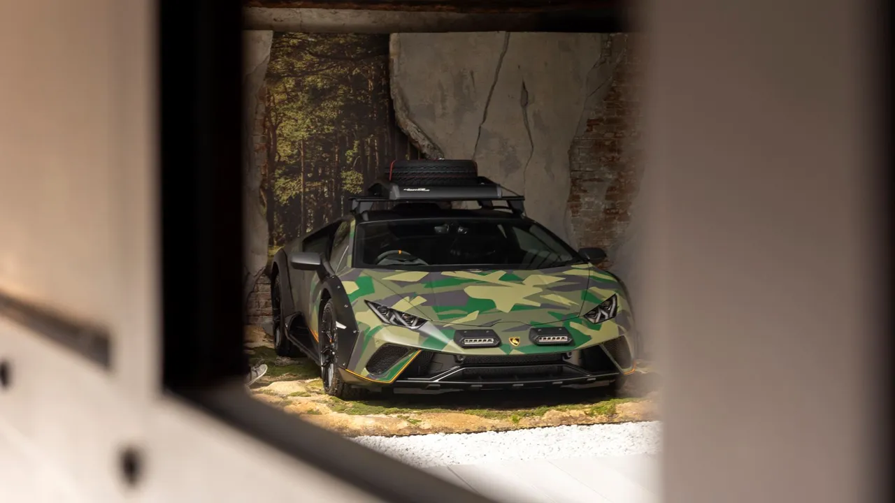 Lamborghini показали нестандартный внедорожный суперкар в камуфляже