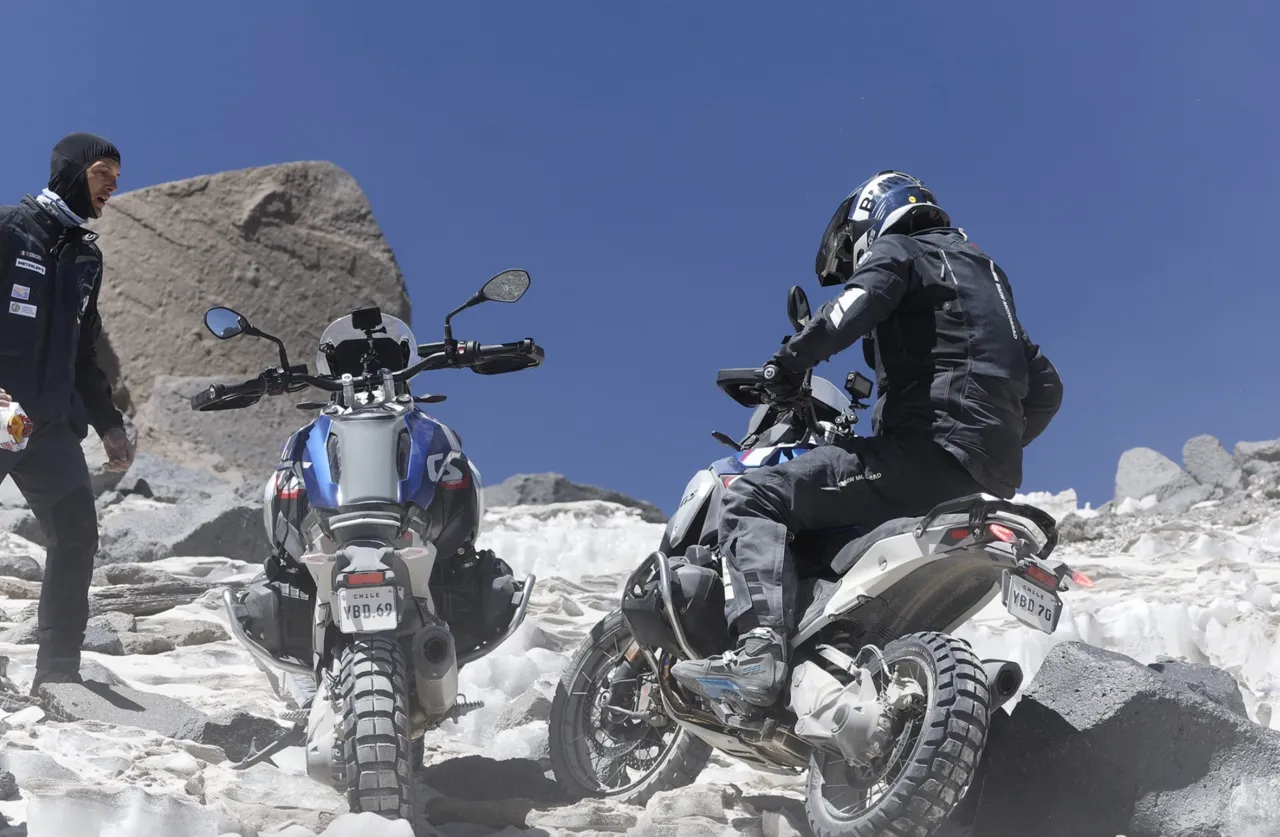 Серийный BMW R 1300 GS поднялся на самый высокий действующий вулкан