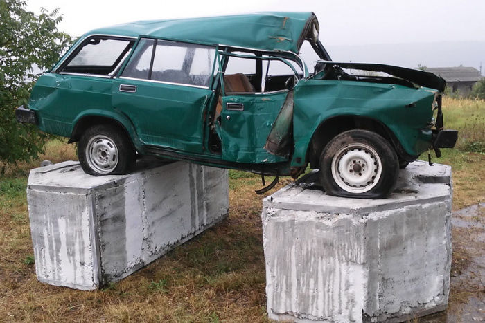 На въезде в Каменку установили разбитый автомобиль «ВАЗ-2104»