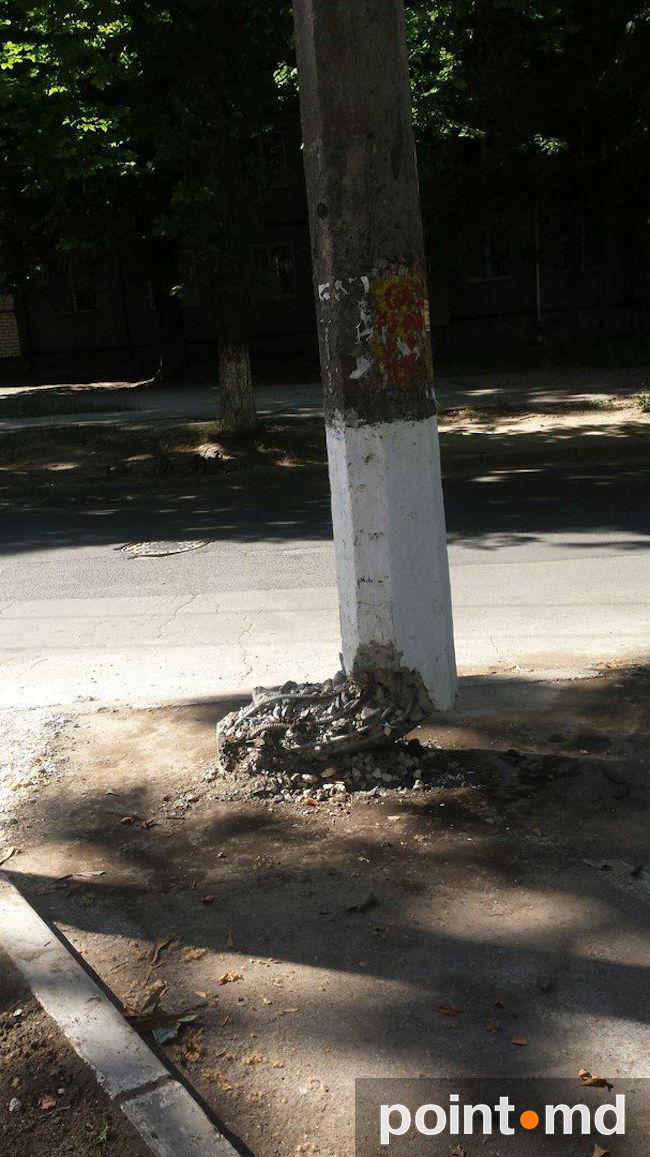 На Ботанике в любой момент может упасть фонарный столб
