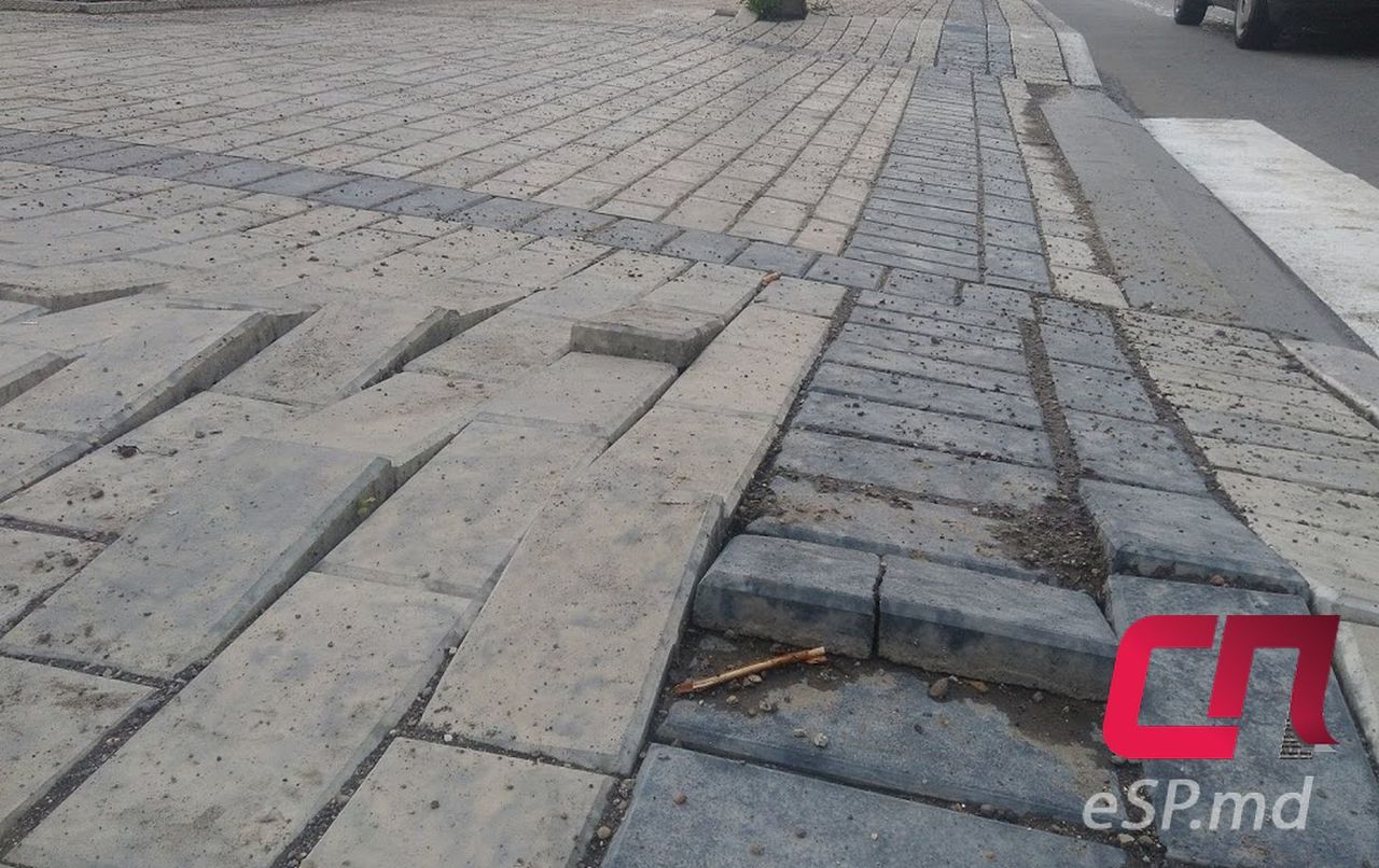 В Бельцах тротуарная плитка встала дыбом