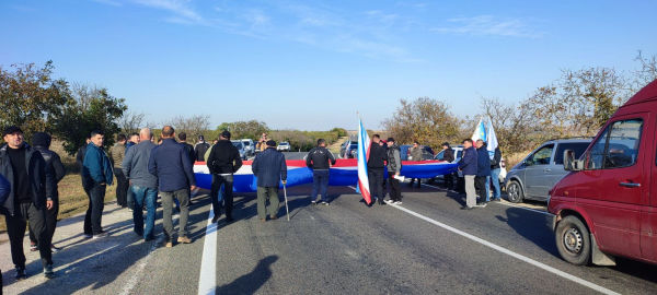 Участники автопробега в поддержку Стояногло заблокировали въезд в Гагаузию