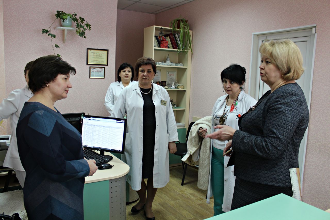 Министр здравоохранения потребовала от руководства Онкоинститута отменить платные консультации в отделениях