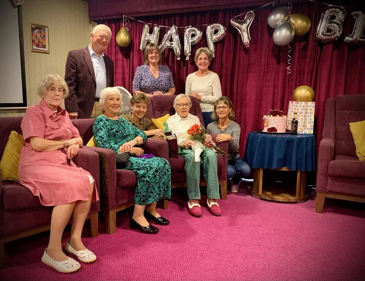 "Пейте пиво и не выходите замуж": 104-летняя британка раскрыла секрет долголетия