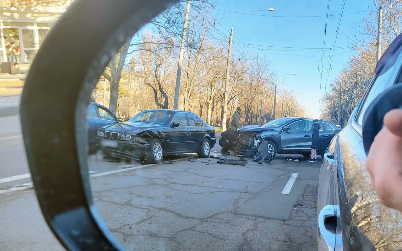 Accident rutier în Capitală: Două automobile s-au tamponat