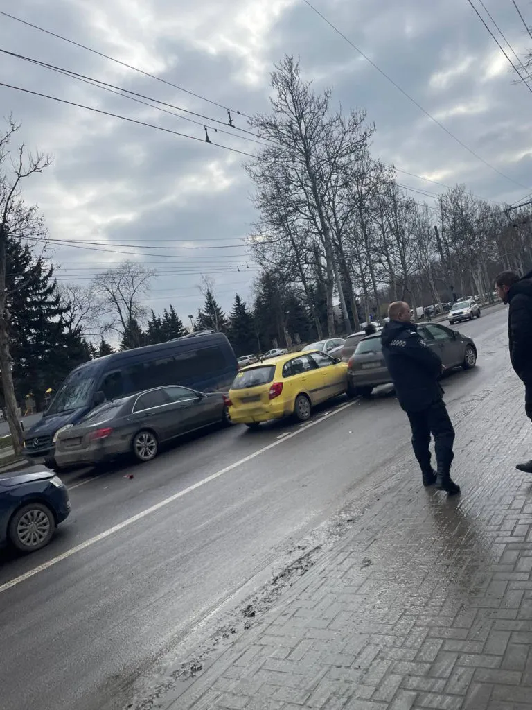 В результате ДТП в Кишиневе столкнулись три автомобиля