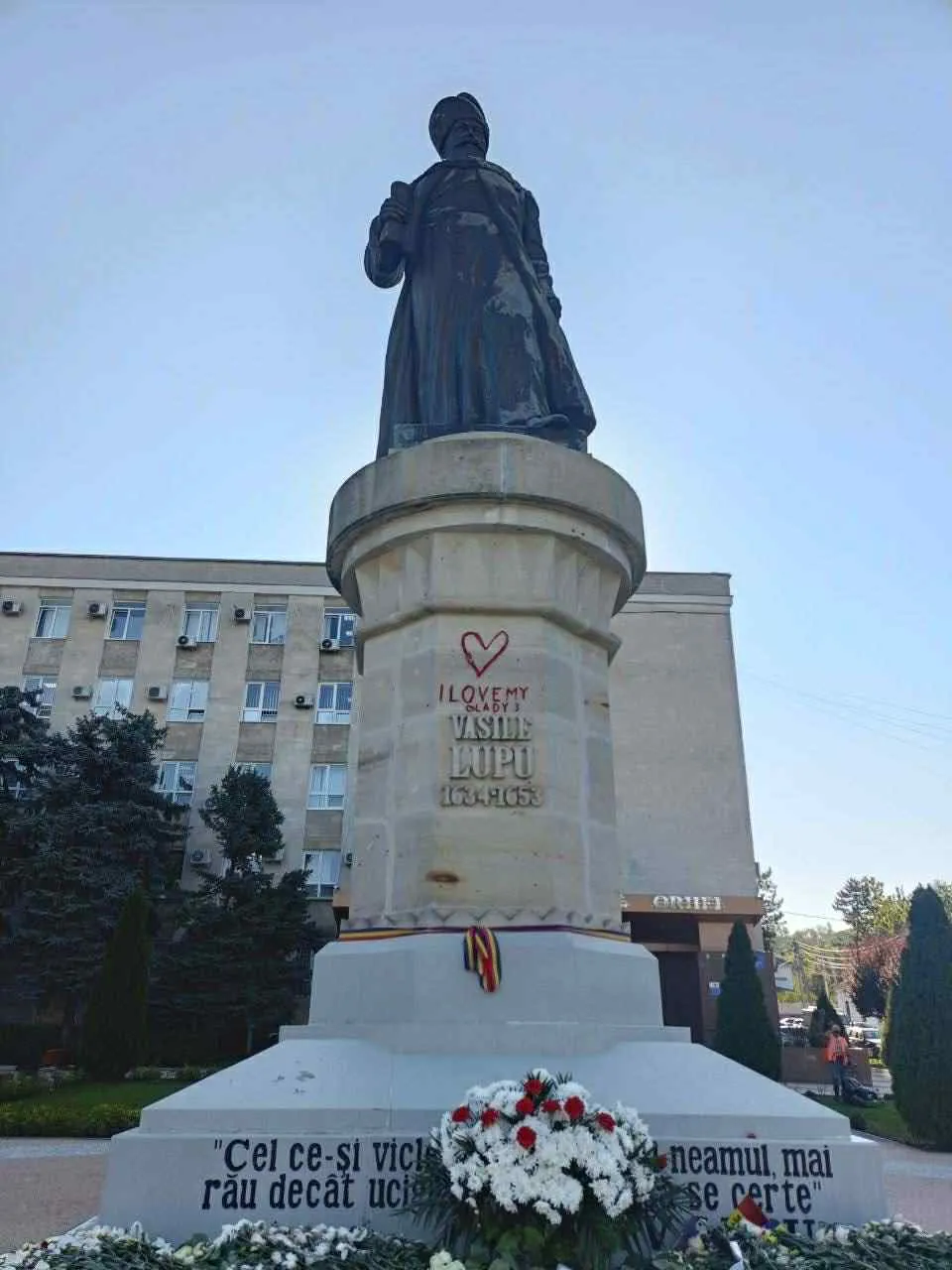 В Оргееве вандалы осквернили памятники Лупу и Пушкину и разрушили сквер в Парке Европы