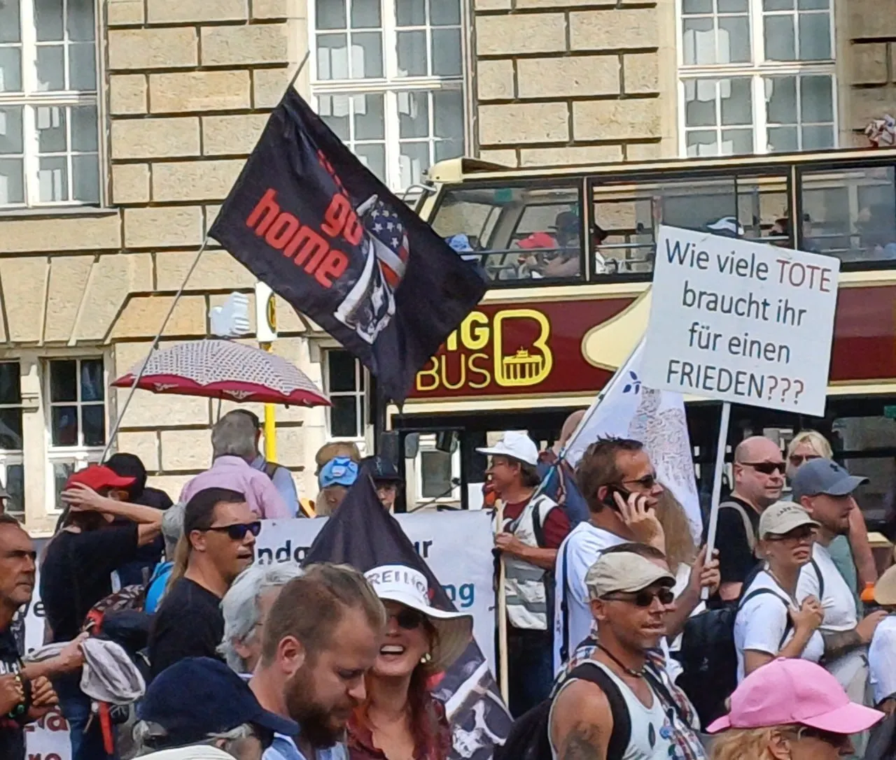 Противники коронавирусных ограничений устроили протест в Берлине