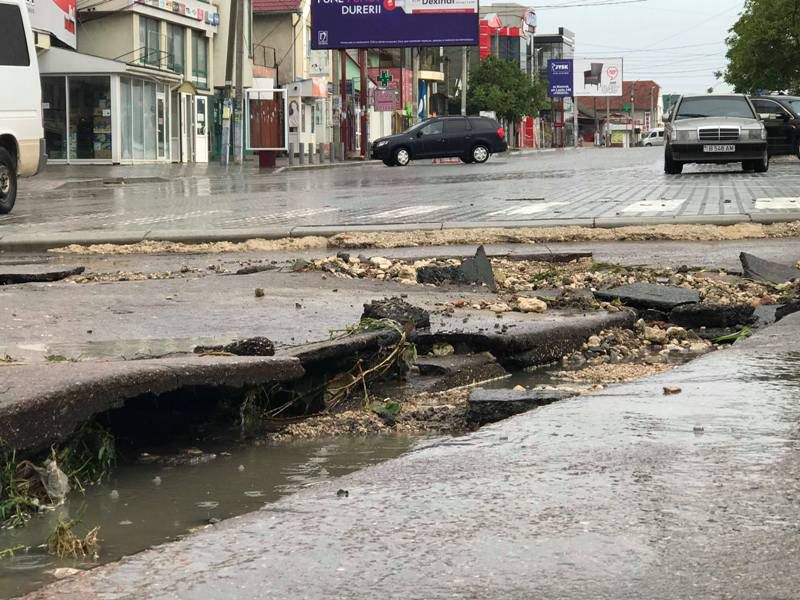 В центре Комрата поднялся асфальт, в яму угодил пассажирский автобус