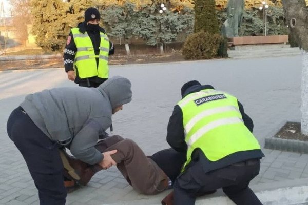 Карабинеры помогли жителю Комрата, потерявшему сознание на улице