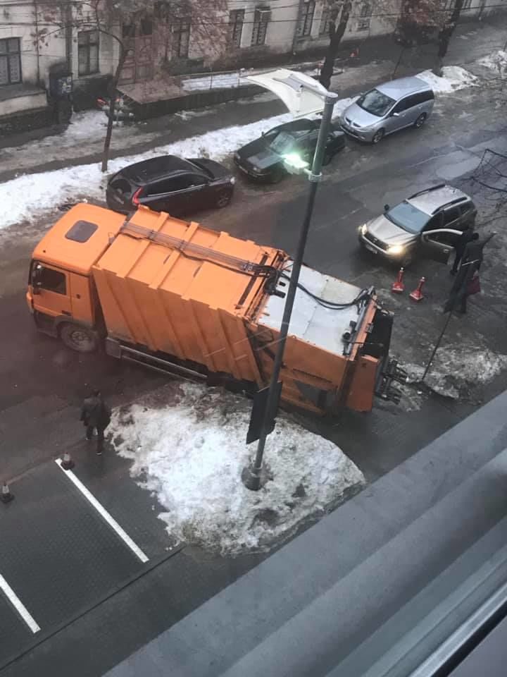 Мусоровоз угодил в яму, образовавшуюся на дороге в центре столицы