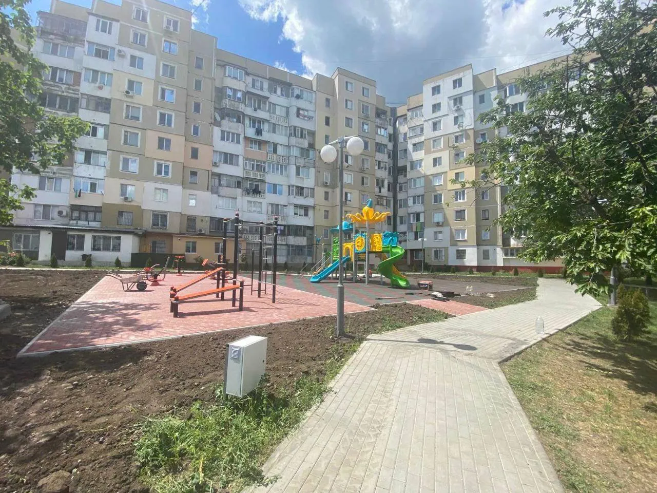 На Ботанике продолжается обустройство зеленой зоны на улице Валя Кручий
