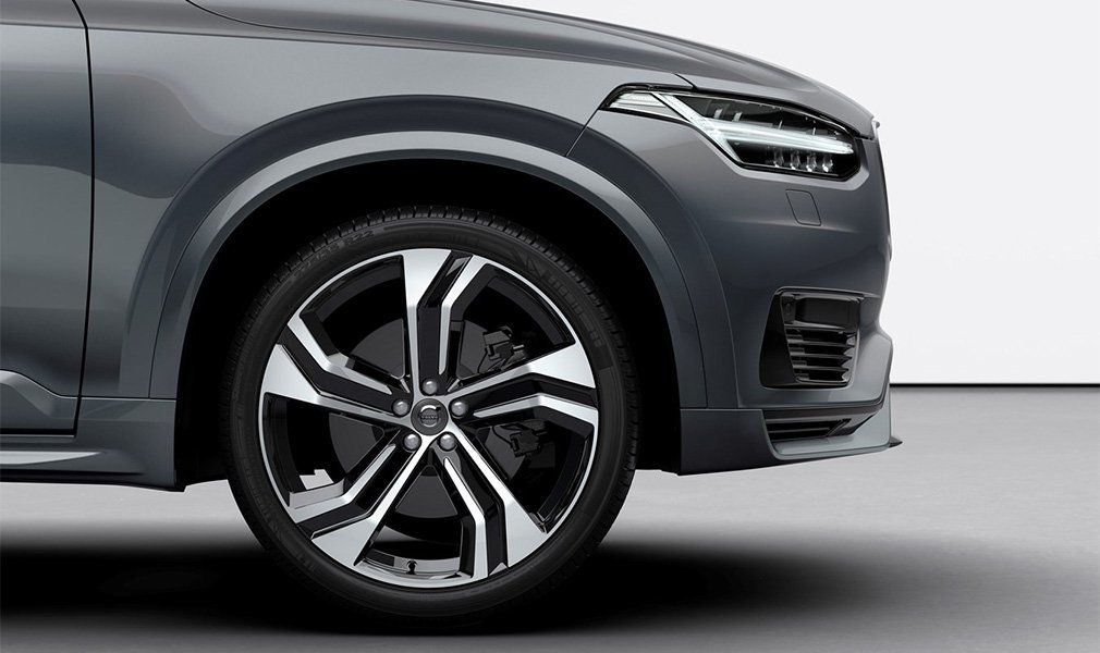 Volvo представила обновленный кроссовер XC90