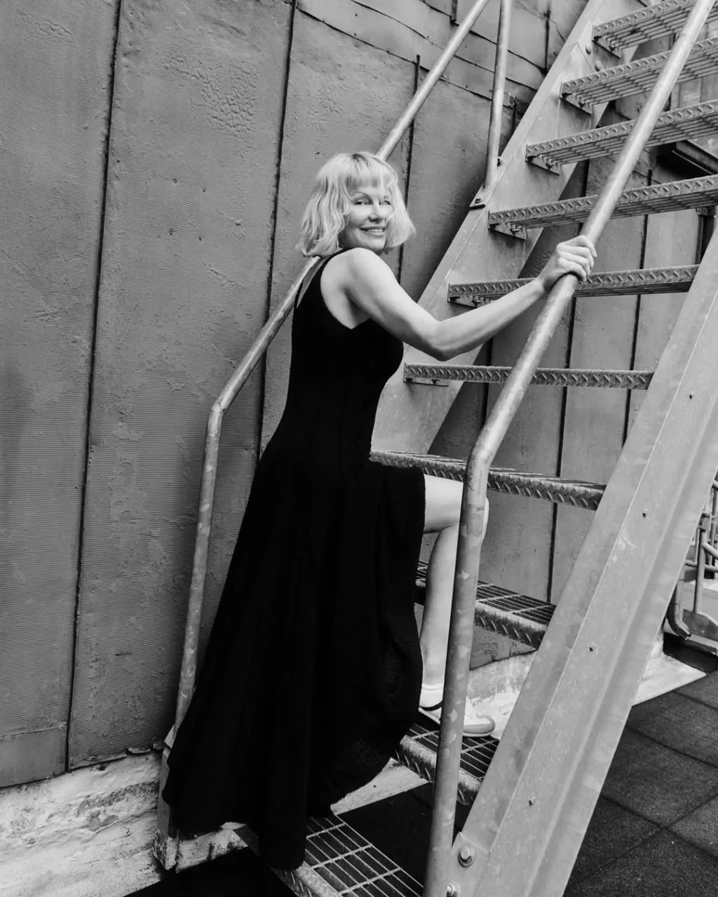 Pamela Anderson a pozat fără machiaj pentru revista Harper's Bazaar