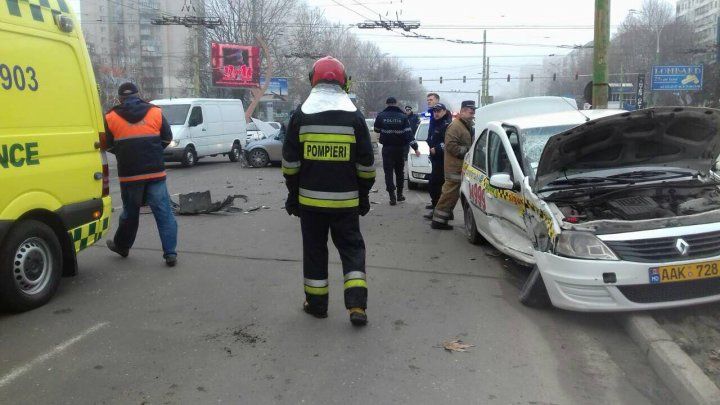Серьезная авария произошла в столице: на место ДТП вызвали скорую и пожарных