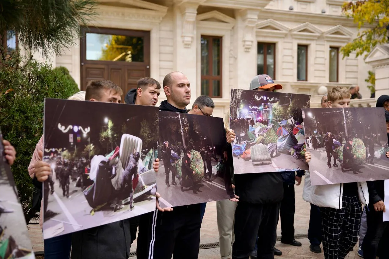 Более сотни сторонников партии "Шор" пикетировали резиденцию ЕС в Молдове