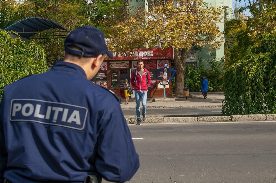 Штрафуют пешеходов. Пешеход переходит в неположенном месте. Национальный инспекторат.