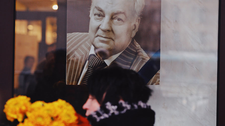 Поклонники проводили Михаила Державина аплодисментами