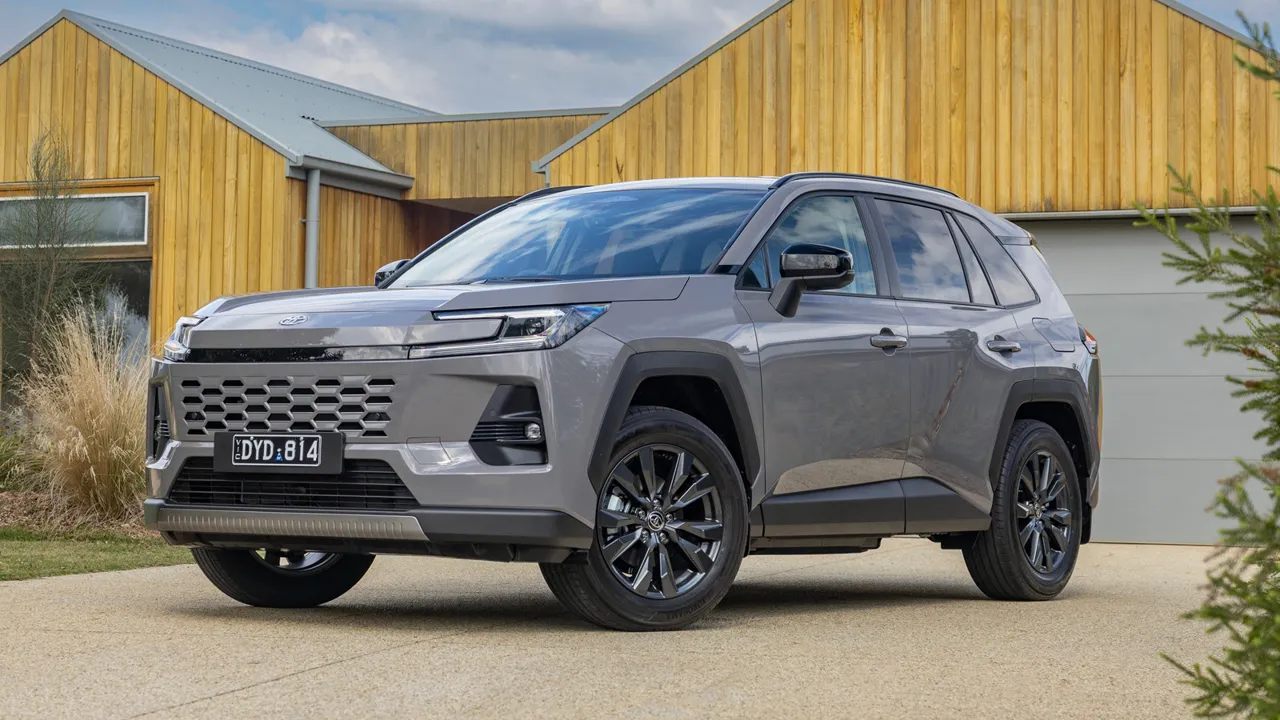 Toyota не планирует переводить актуальный кроссовер RAV4 на электротягу