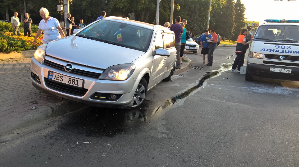 Un Renault şi un Opel s-au lovit violent la Botanica