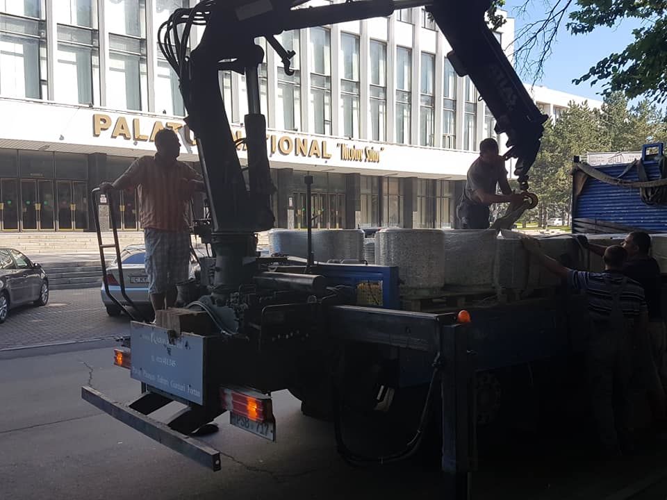 На улице Пушкина запретили парковку и установили лавочки