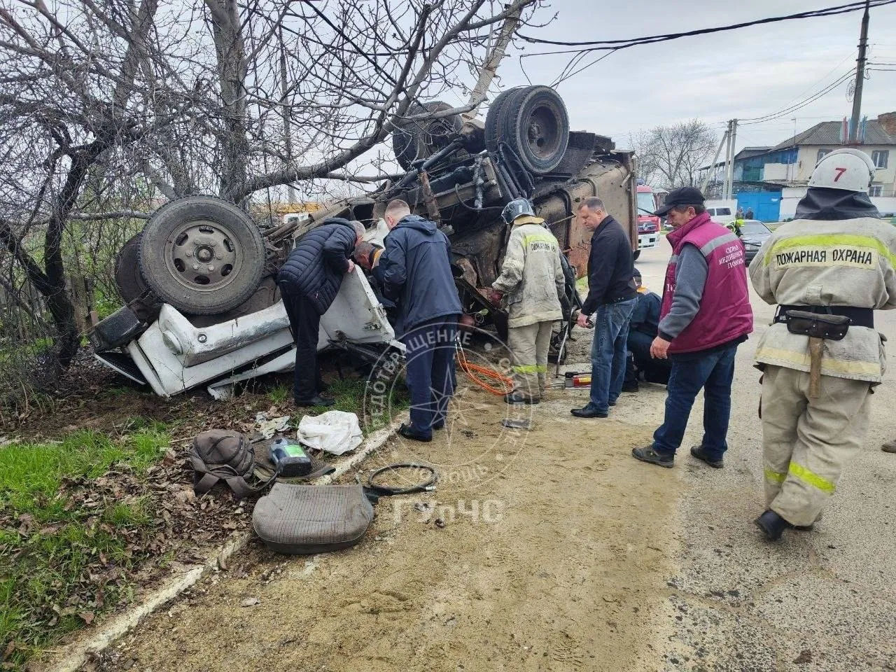 Un camion de gunoi, încărcat cu butelii de gaz, s-a izbit de un stâlp la Dubăsari