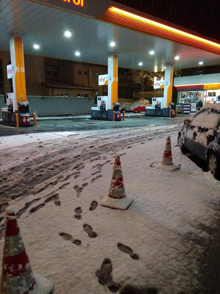 Ninsoare, vânt puternic și viscol în aprilie ca la mijloc de ianuarie! Scoatem hainele de iarnă