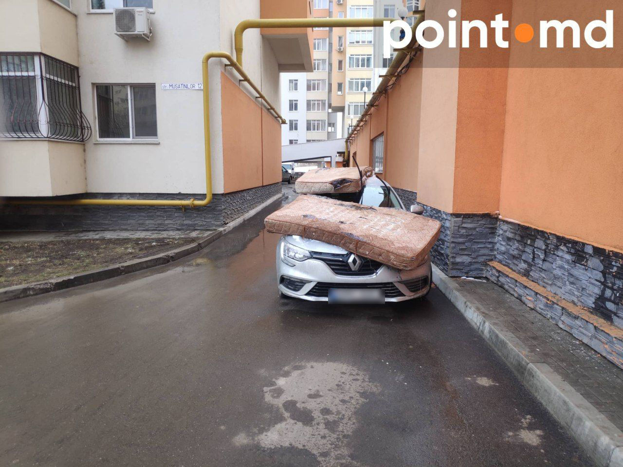В Кишиневе набросили матрасы на автомобиль, припаркованный в проезде