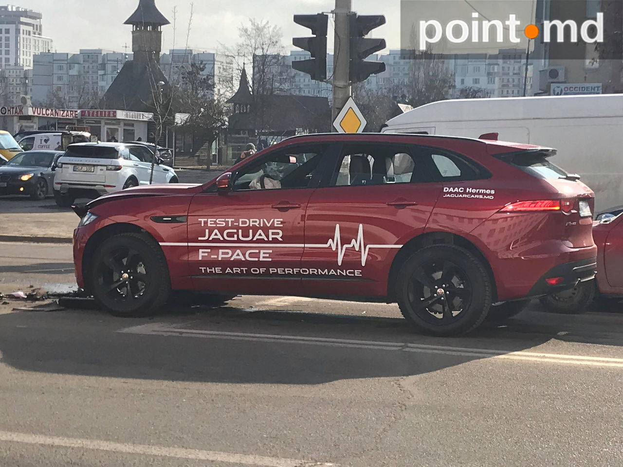 В Кишиневе во время тест-драйва разбили новый Jaguar