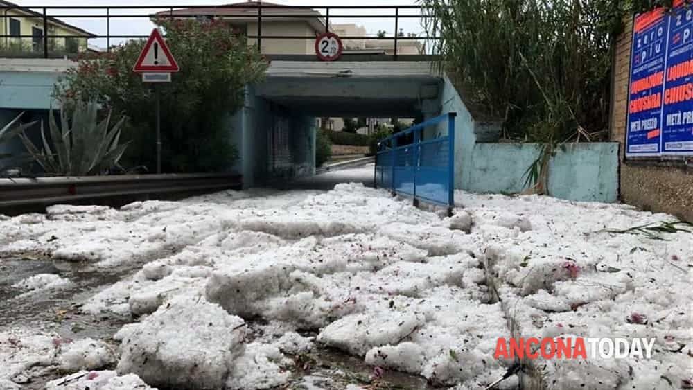 Iarnă în plină vară pe litoral. Un fenomen rar a fost surprins în Italia