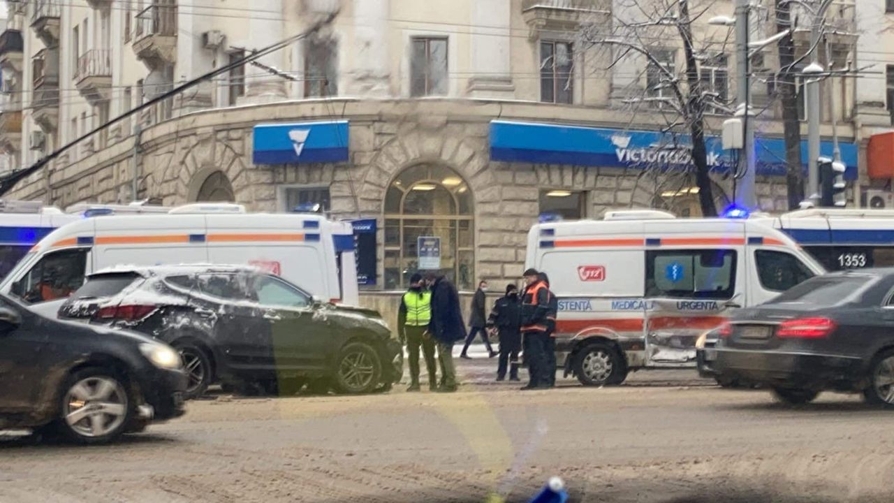 В центре Кишинева произошло ДТП с участием машины скорой помощи