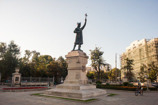 Dodon sau Voronin, cu capul plecat în fața unui monument dedicat Unirii
