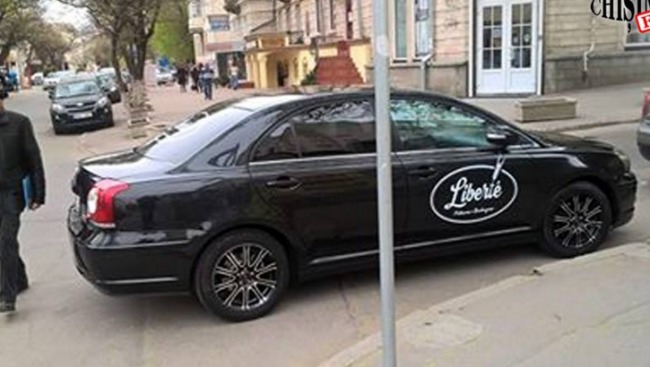 Пешеходы возмутились наглости владельцев припаркованных машин