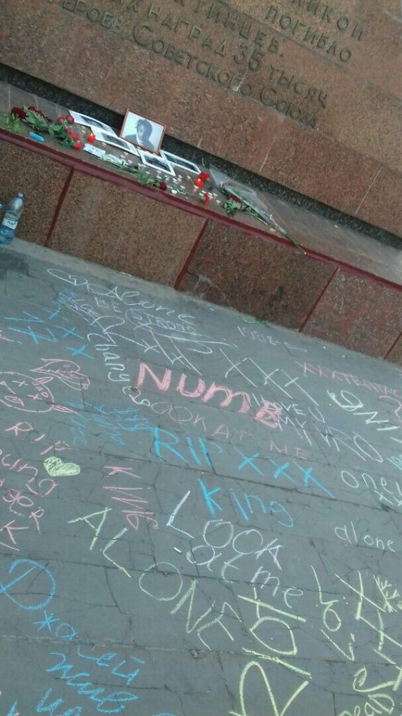 В российском городе Шахты в память американского рэпера подростки разрисовали площадь Победы