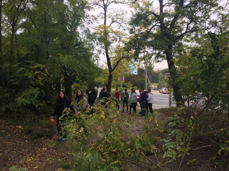 Волонтеры навели порядок в мемориальном комплексе "Кладбище героев"