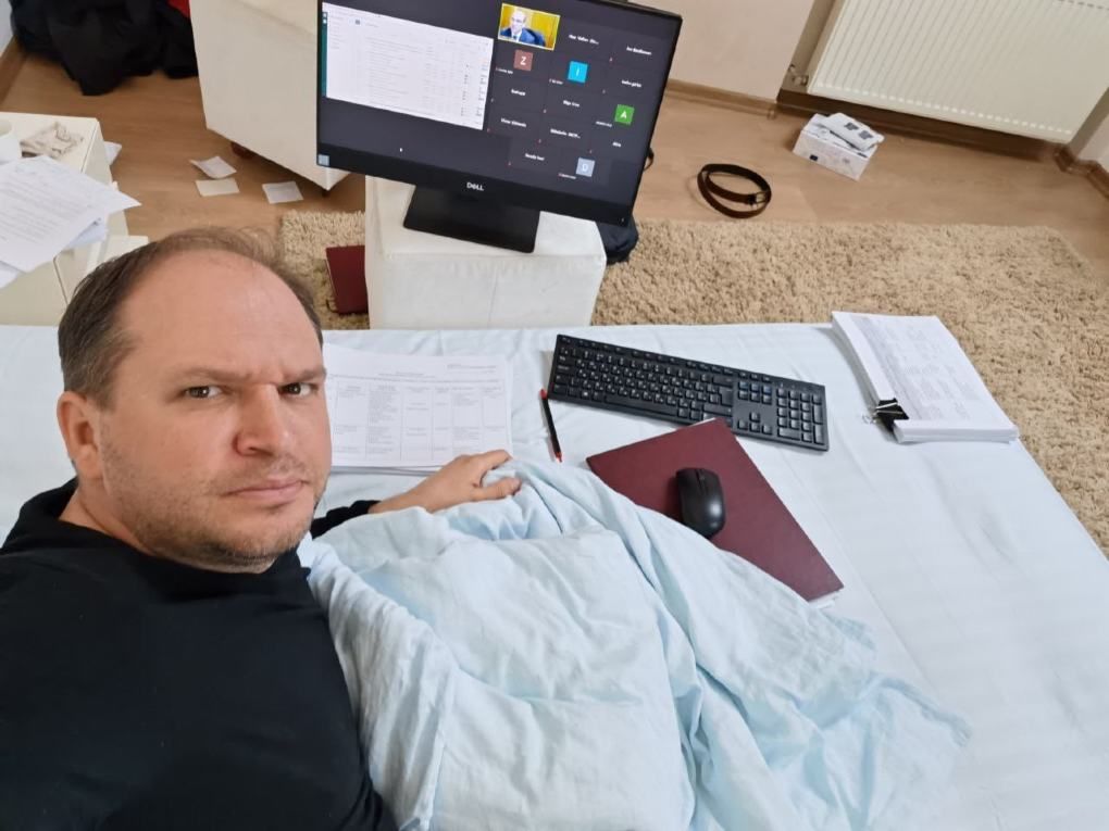 Заболевший COVID Ион Чебан оборудовал импровизированный офис дома