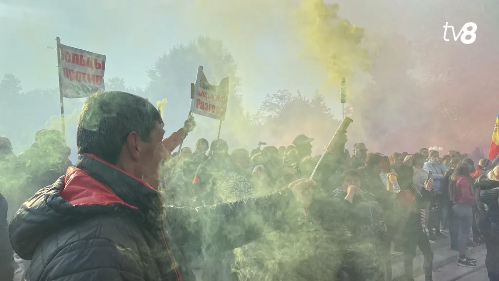 Протестующие в центре Кишинева зажгли дымовые шашки