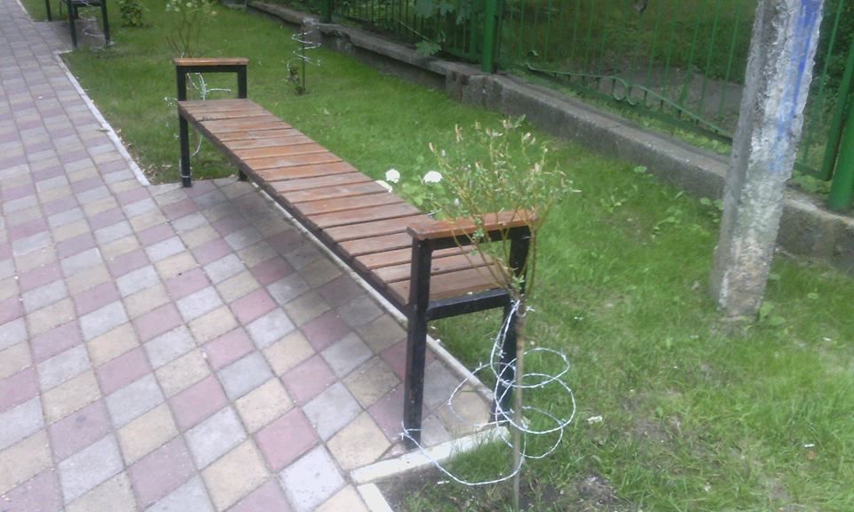 У посольства Польши газон окружили колючей проволокой