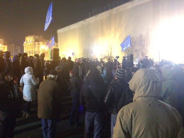 Вече на Майдане: произошли первые стычки