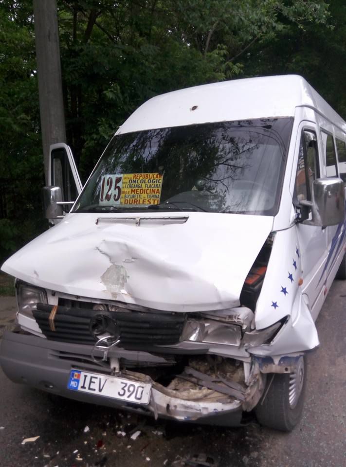 В Кишиневе маршрутка попала в аварию: 8 пассажиров госпитализированы