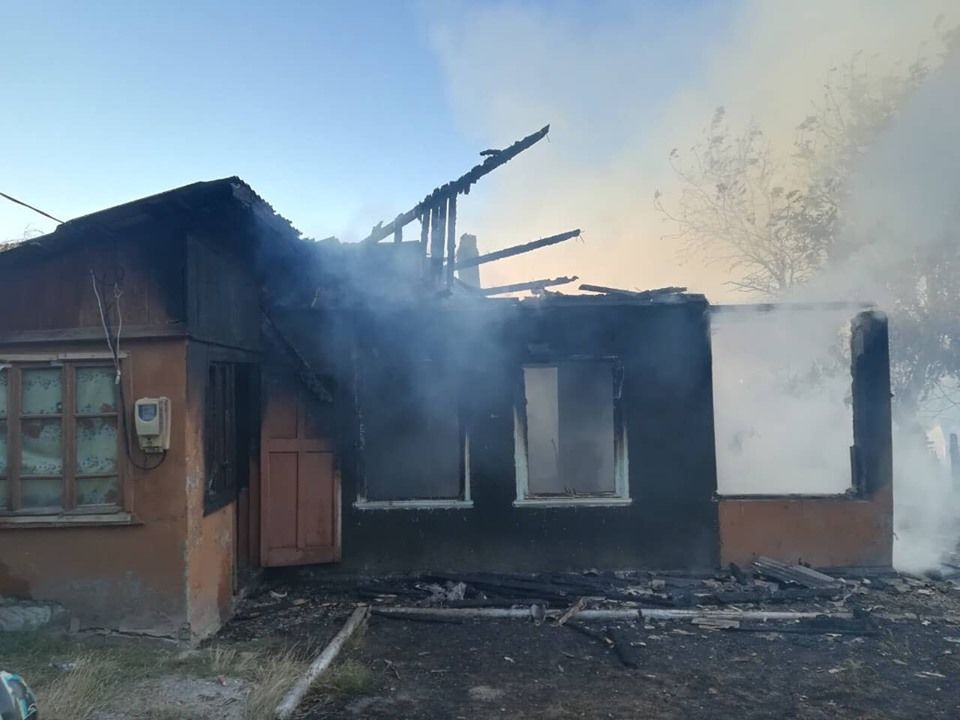 Пожар в Садова: пожарные не дали огню распространиться на соседние дома