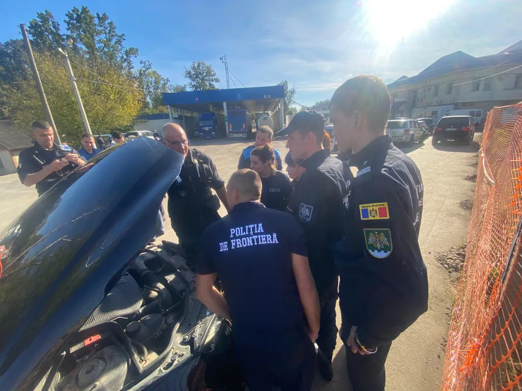 Инструкторы Frontex обучают полицейских Молдовы выявлению угнанных в Европе авто