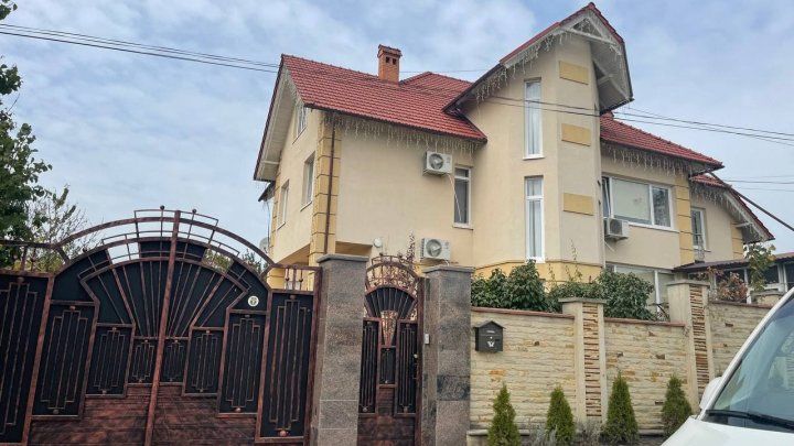 Опубликованы фото дома Попова, в котором проводятся обыски