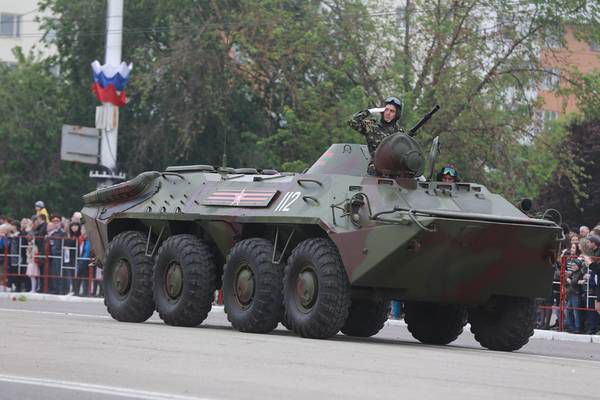 На военном параде в Тирасполе прошли российские военные