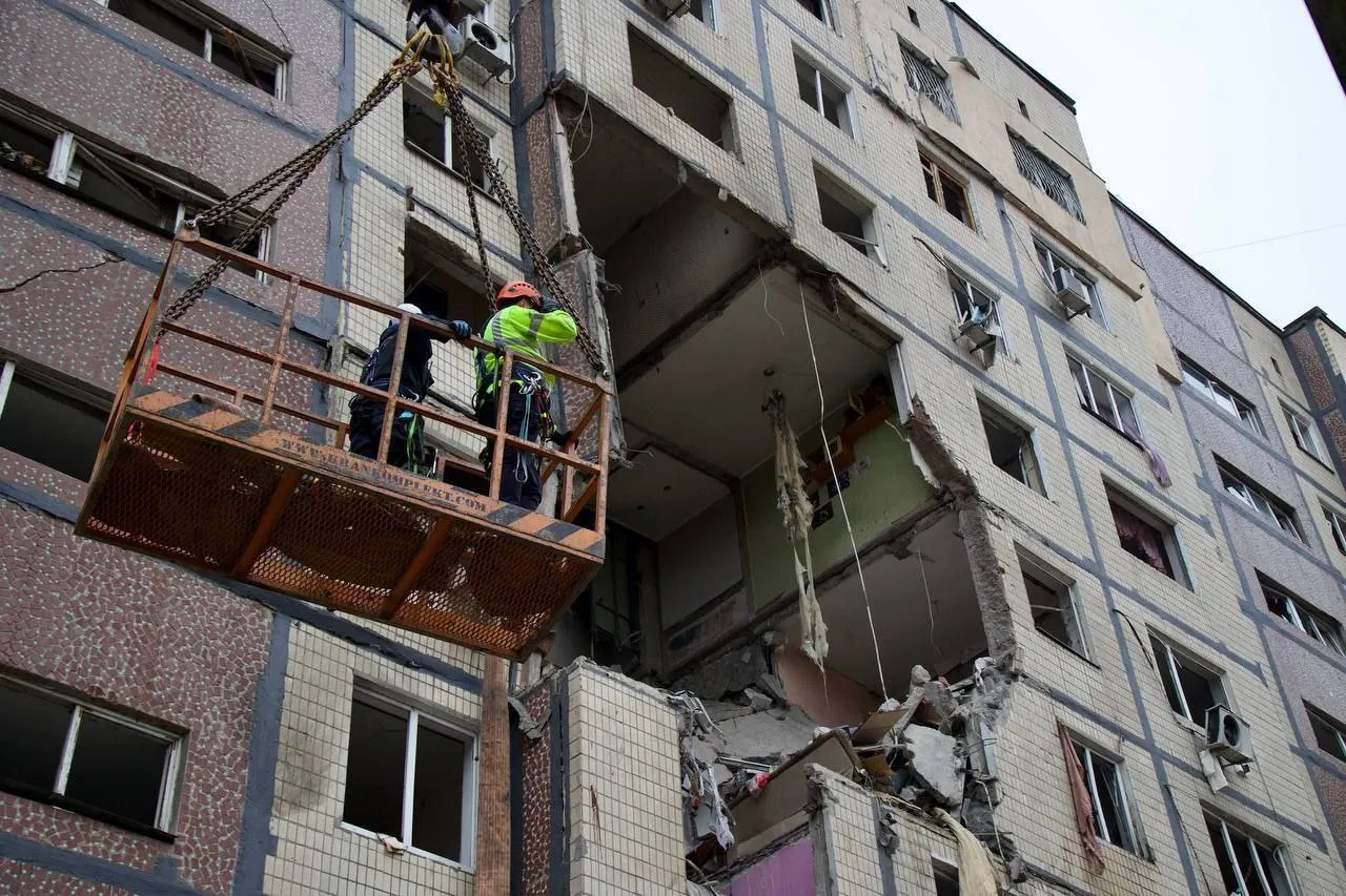 В Днепре БПЛА попал в жилой дом: есть погибший и раненые, в том числе дети