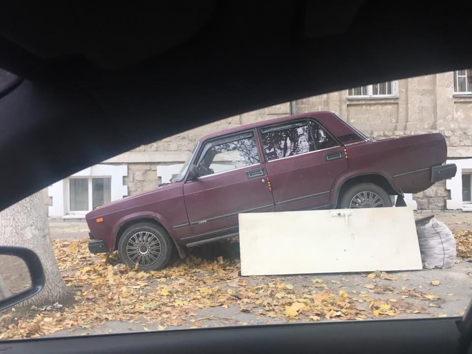 Ciudăţenia de lângă un bloc din Capitală