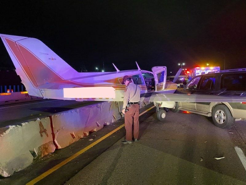 В США самолет столкнулся с автомобилем после экстренной посадки на дорогу