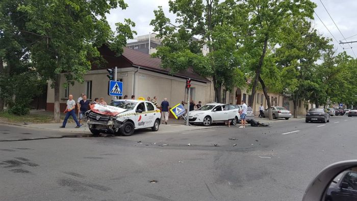 Таксист и его пассажир пострадали в серьезном ДТП в центре Кишинева